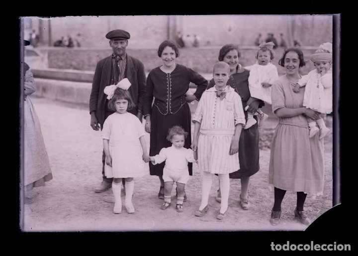 Fotograf&iacute;a antigua: Simp&aacute;tica familia. c.1920