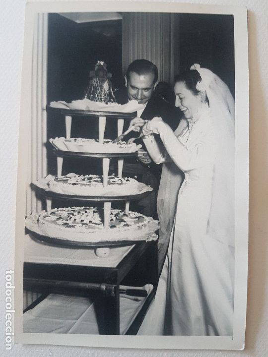 Fotografia antiga: ESCENA BODA CORTANDO LA TARTA FOTOGRAF&Iacute;A A&Ntilde;OS 60