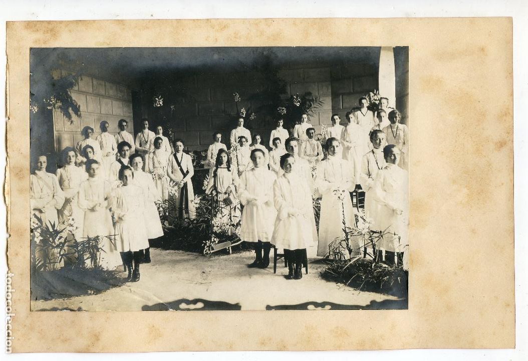 Fotografia antica: Patio de un colegio femenino, a identificar, posiblemente en el Pa&iacute;s Vasco, circa 1900
