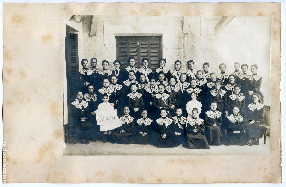 Fotografia antica: Dos Fotos de grupos en colegio femenino, a identificar, posiblemente en el Pa&iacute;s Vasco, circa 1900