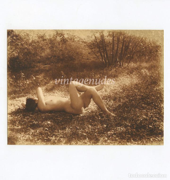 Fotograf&iacute;a antigua: desnudo femenino en el campo, 1920-30's. SIN DATOS. 12X16,5 CM.