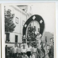 Fotografía antigua: LAREDO, CANTABRIA. BATALLA DE FLORES, 1959. CARROZA 9X14 CM. Lote 189482998