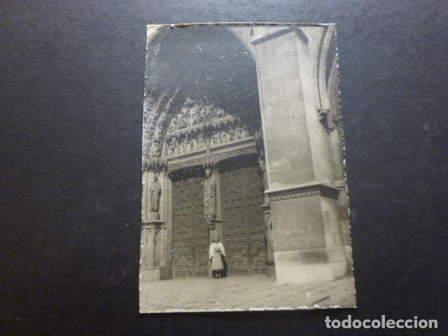 Fotograf&iacute;a antigua: LEON MUJER EN LA CATEDRAL FOTOGRAFIA 1950 7 X 9,5 CMTS