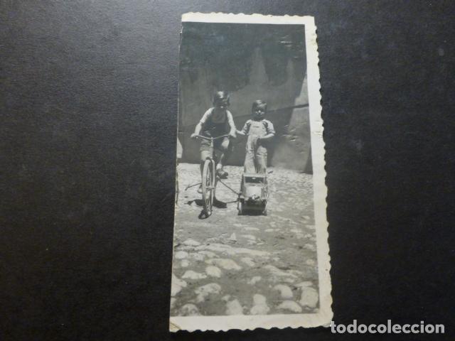 Fotograf&iacute;a antigua: NI&Ntilde;OS CON BICICLETA Y CAMION DE JUGUETE ANTIGUA FOTOGRAFIA 4 X 8,5 CMTS