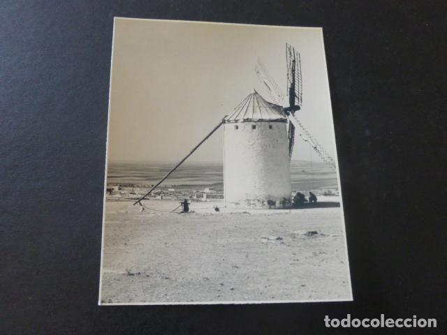 Alte Fotografie: CAMPO DE CRIPTANA CIUDAD REAL MOLIN FOTOGRAFIA AL CARBON POR ROBERT GILLON PRESIDENTE SENADO BELGICA