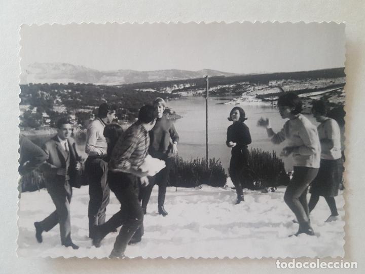 Antique Photography: AMIGOS JUGANDO EN LA NIEVE A&Ntilde;OS 50 FOTOGRAFIA