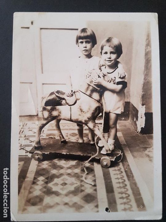 Fotograf&iacute;a antigua: NI&Ntilde;OS CON CABALLO DE CARTON ANTIGUA FOTOGRAFIA 9 X 12,5 CMTS