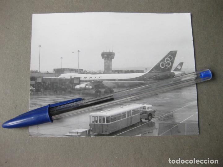 Antique Photography: PAREJA DE FOTOGRAF&Iacute;AS DE ALG&Uacute;N AEROPUERTO EXTRANJERO