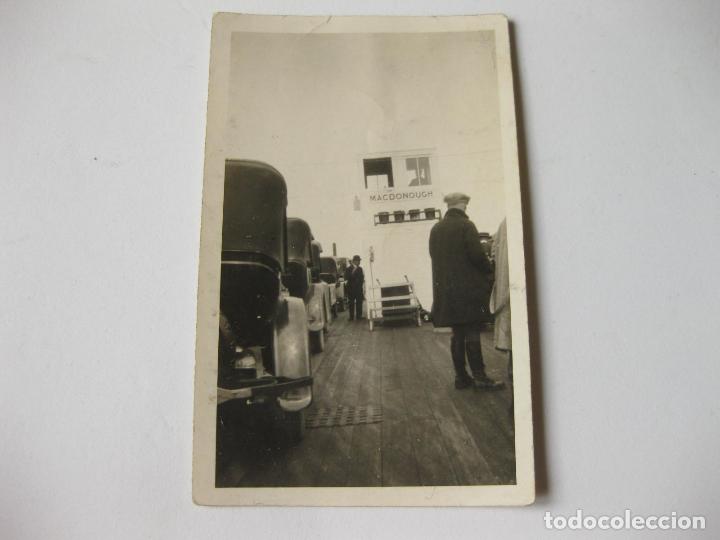 Fotografia antica: FOTOGRAF&Iacute;A ANTIGUA DE UNOS AUTOMOVILES EN LO QUE PARECE UN BARCO O TRANSBorDADOR - MACDONOUGH
