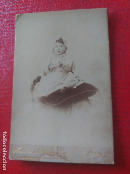 Fotografia antiga: Ni&ntilde;a en coj&iacute;n. Sociedad art&iacute;stica fotogr&aacute;fica