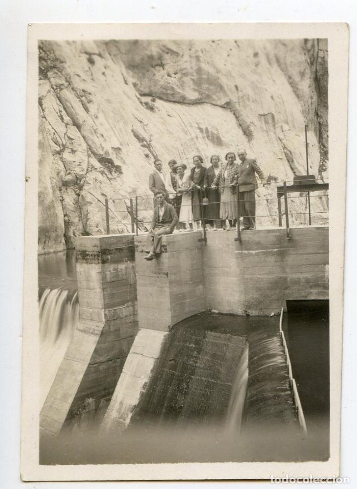 Fotograf&iacute;a antigua: Grupo de personas en una presa hidroel&eacute;ctrica, posiblemente en Asturias 6x8,6 cms.