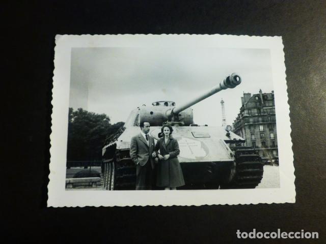 Fotograf&iacute;a antigua: PAREJA JUNTO A TANQUE FOTOGRAFIA ANTIGUA 8,5 X 11,5 CMTS