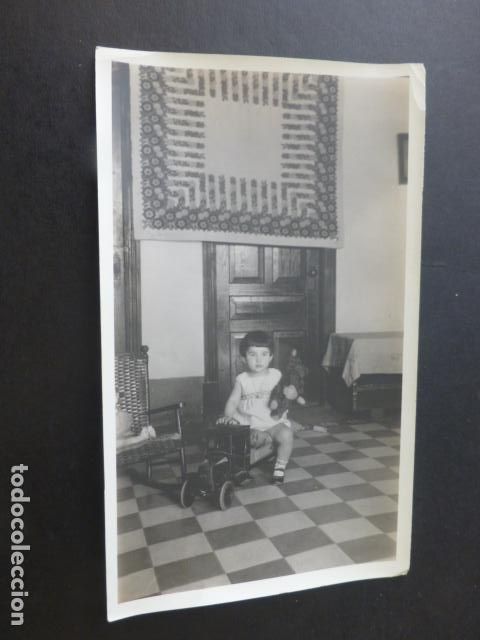 Fotograf&iacute;a antigua: NI&Ntilde;AS CON COCHE DE JUGUETE Y MU&Ntilde;ECOS FOTOGRAFIA A&Ntilde;OS 20 9 X 14,8 CMTS