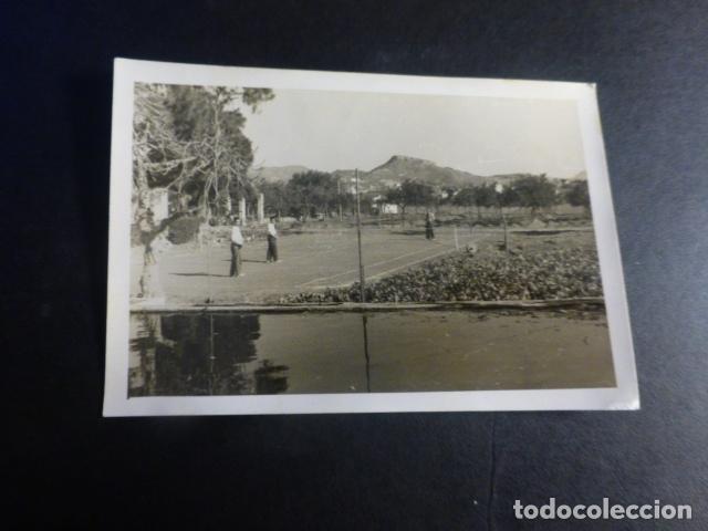 Fotografia antica: HOMBRES JUGANDO AL TENNIS EN LOCALIDAD A IDENTIFICAR FOTOGRAFIA 1949 7 X 10 CMTS