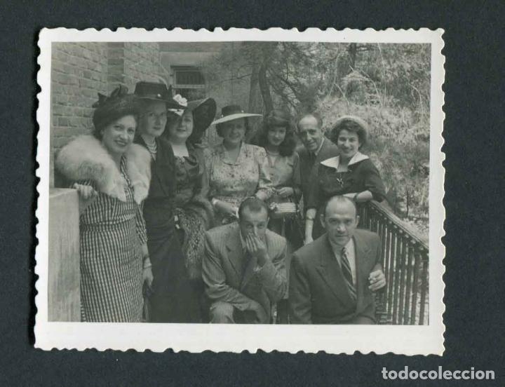 Alte Fotografie: Grupo de Se&ntilde;oras y se&ntilde;ores en un balc&oacute;n. c.1945