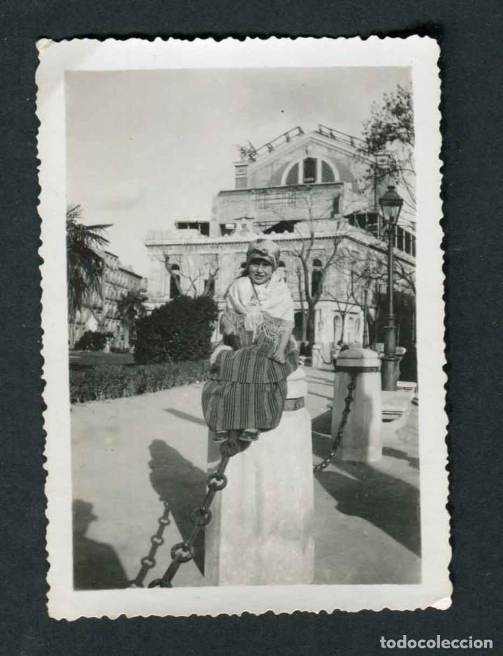 Fotograf&iacute;a antigua: NI&Ntilde;A CON DISFRAZ. Parque. c. 1945