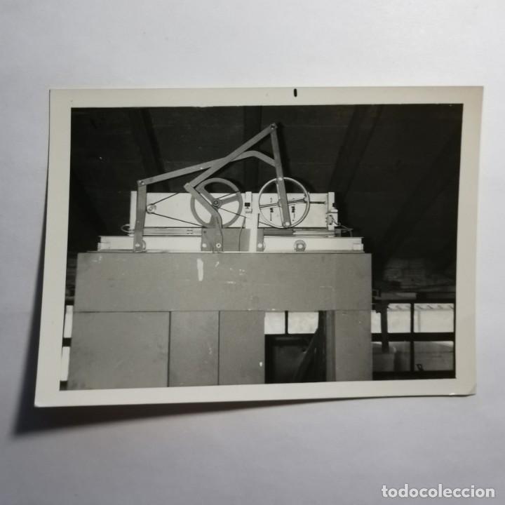 Fotografia antica: ANTIGUA FOTOGRAFIA MAQUINARIA PLATAFORMAS ELEVADORAS FABRICA ESPA&Ntilde;OLA A&Ntilde;OS 50 - 12,5 X 9 CM / 186