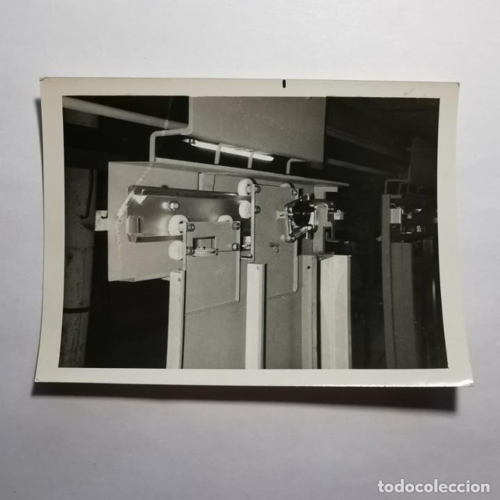 Fotografia antiga: ANTIGUA FOTOGRAFIA MAQUINARIA PLATAFORMAS ELEVADORAS FABRICA ESPA&Ntilde;OLA A&Ntilde;OS 50 - 12,5 X 9 CM / 191
