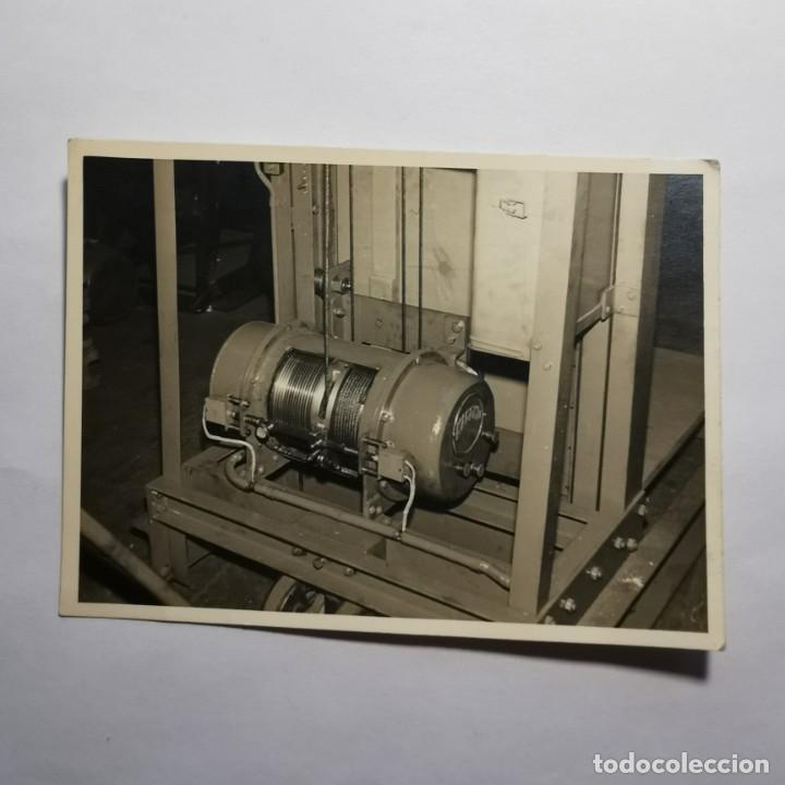 Fotografia antica: ANTIGUA FOTOGRAFIA MAQUINARIA PLATAFORMAS ELEVADORAS FABRICA ESPA&Ntilde;OLA A&Ntilde;OS 50 - 11,5 X 8,5 CM / 192