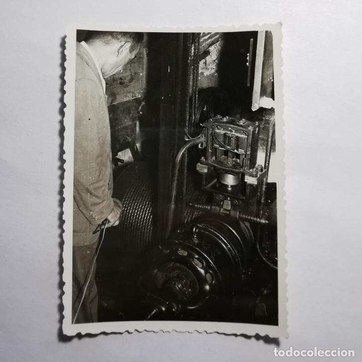 Fotografia antiga: ANTIGUA FOTOGRAFIA MAQUINARIA PLATAFORMAS ELEVADORAS FABRICA ESPA&Ntilde;OLA A&Ntilde;OS 50 - 10,5 X 7,5 CM / 197