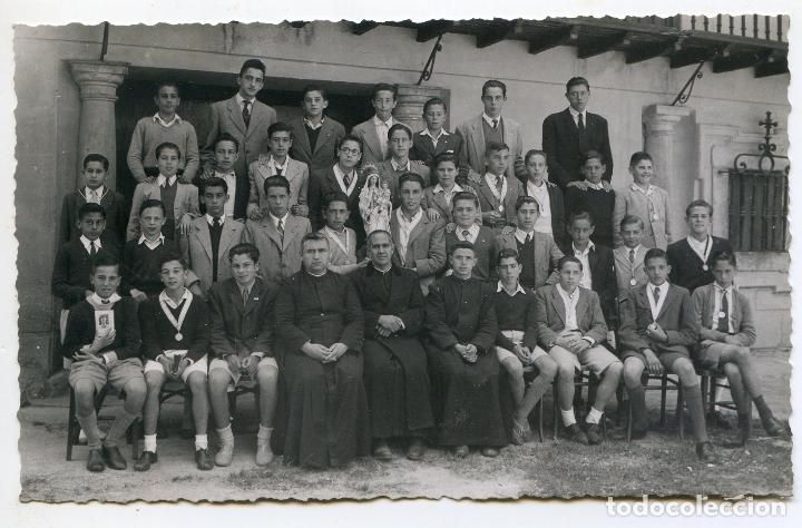 Fotografia antica: Tres sacerdotes con grupo mariano de j&oacute;venes, en Cantabria 14x8,7 cms