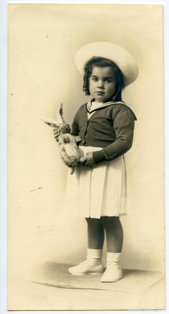 Fotografia antica: Foto de ni&ntilde;a con conejo de peluche. 7,5x14,5 cm. Sin referencia de fot&oacute;grafo