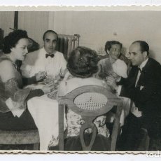 Fotografía antigua: FOTO DE COMIDA EN RESTAURANTE ELEGANTE. FOTO ORTEGA, SANTANDER 1948. 7,5X14,5 CM.. Lote 200513931
