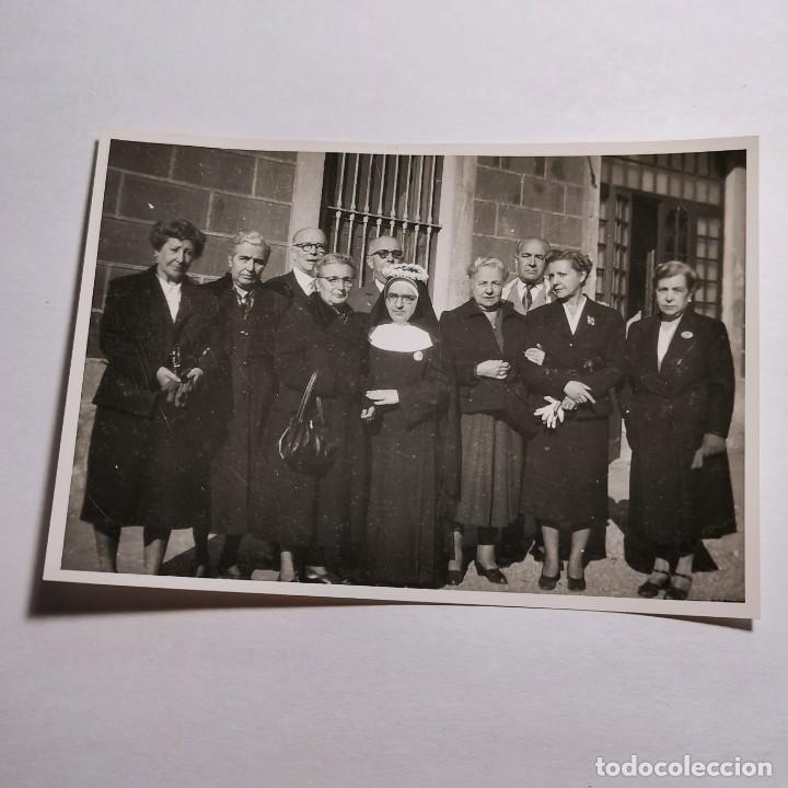 Alte Fotografie: ANTIGUA FOTOGRAFIA - PROFESI&Oacute;N DE UNA MONJA GRUPO FAMILIARES - A&Ntilde;O 1953 - 10,5 X 7,5 CM / 173