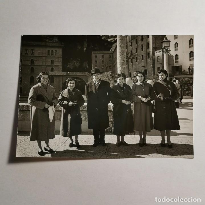 Alte Fotografie: ANTIGUA FOTOGRAFIA - GRUPO GENTE EN LA ABADIA DE MONTSERRAT - A&Ntilde;O 1954 - 10,5 X 7,5 CM / 204