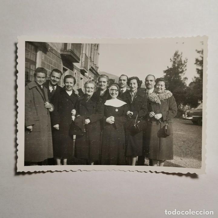 Alte Fotografie: ANTIGUA FOTOGRAFIA - PROFESI&Oacute;N DE UNA MONJA GRUPO FAMILIARES - A&Ntilde;O 1956 - 10 X 7,3 CM / 272
