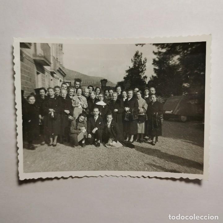 Alte Fotografie: ANTIGUA FOTOGRAFIA - PROFESI&Oacute;N DE UNA MONJA GRUPO FAMILIARES - A&Ntilde;O 1956 - 10 X 7,3 CM / 278