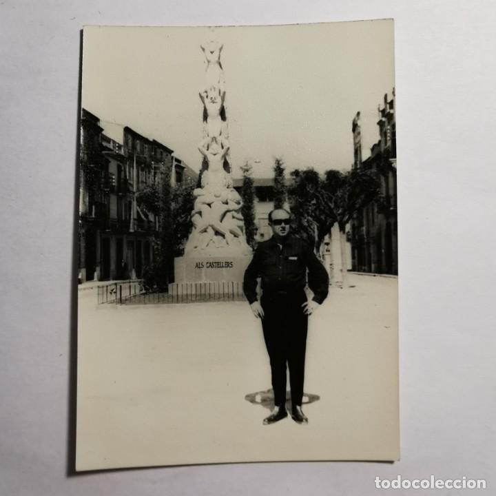 Alte Fotografie: ANTIGUA FOTOGRAFIA - MONUMENT ALS CASTELLERS VILAFRANCA DEL PENED&Egrave;S - A&Ntilde;OS 60 - 10,5 X 7,5 CM / 329