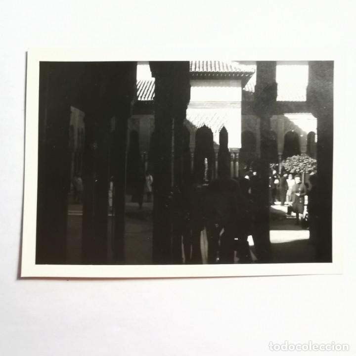 Alte Fotografie: ANTIGUA FOTOGRAFIA - PATIO DE LOS LEONES EN LA ALHAMBRA DE GRANADA - A&Ntilde;OS 50 - 10,4 X 7,4 CM / 23