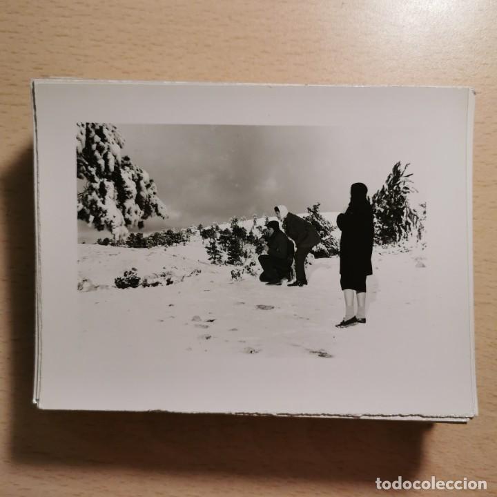 Fotografia antiga: ANTIGUA FOTOGRAFIA - GRUPO JUGANDO CON NIEVE VALL D'&Agrave;NEU. ESTERRI D'&Agrave;NEU A&Ntilde;OS 70 - 11,7 X 9 CM / 134
