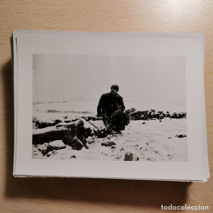 Fotograf&iacute;a antigua: ANTIGUA FOTOGRAFIA - HOMBRE EN LA NIEVE. VALL D'&Agrave;NEU. ESTERRI D'&Agrave;NEU - A&Ntilde;OS 70 - 11,7 X 9 CM / 145