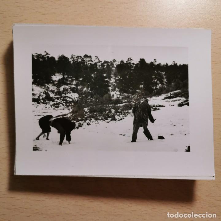 Fotografia antiga: ANTIGUA FOTOGRAFIA - JUGANDO CON LA NIEVE. VALL D'&Agrave;NEU. ESTERRI D'&Agrave;NEU - A&Ntilde;OS 70 - 11,7 X 9 CM / 162