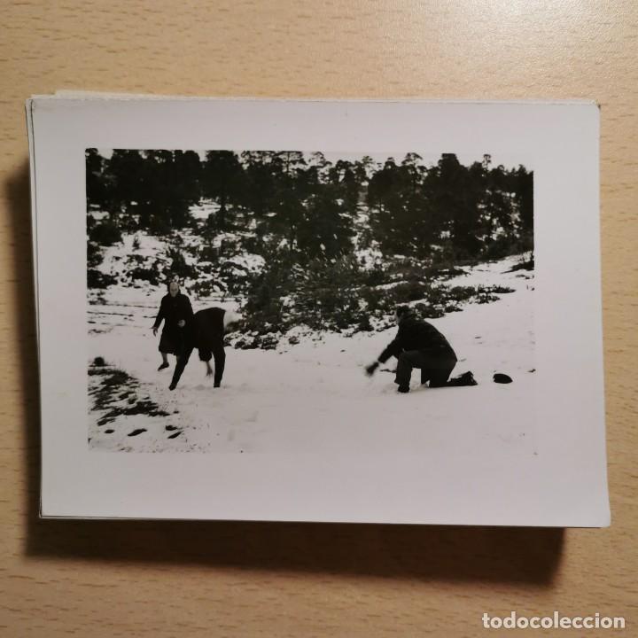 Fotografia antiga: ANTIGUA FOTOGRAFIA - JUGANDO CON LA NIEVE. VALL D'&Agrave;NEU. ESTERRI D'&Agrave;NEU - A&Ntilde;OS 70 - 11,7 X 9 CM / 168