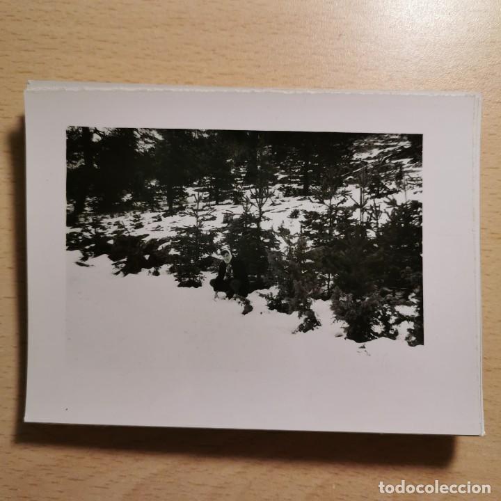 Fotograf&iacute;a antigua: ANTIGUA FOTOGRAFIA - MUJER EN LA NIEVE. VALL D'&Agrave;NEU. ESTERRI D'&Agrave;NEU - A&Ntilde;OS 70 - 11,7 X 9 CM / 180
