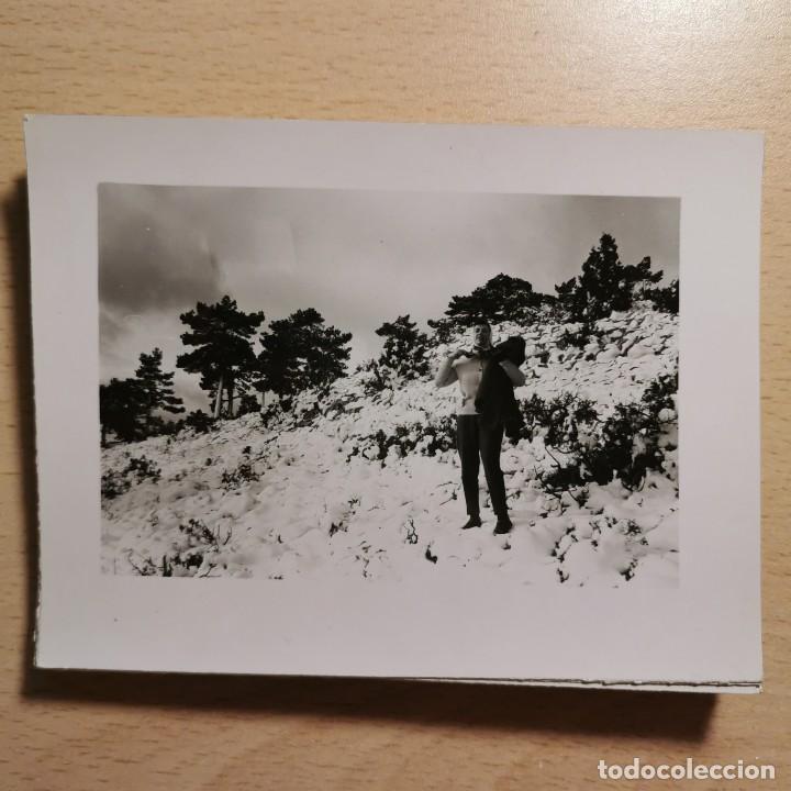 Fotografia antiga: ANTIGUA FOTOGRAFIA - MUJER EN LA NIEVE. VALL D'&Agrave;NEU. ESTERRI D'&Agrave;NEU - A&Ntilde;OS 70 - 11,7 X 9 CM / 181
