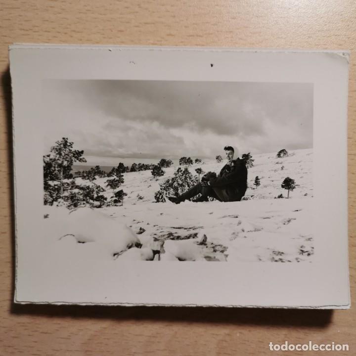 Fotografia antiga: ANTIGUA FOTOGRAFIA - MUJER EN LA NIEVE. VALL D'&Agrave;NEU. ESTERRI D'&Agrave;NEU - A&Ntilde;OS 70 - 11,7 X 9 CM / 188