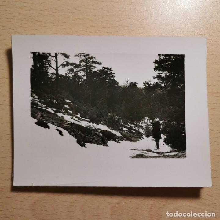 Fotograf&iacute;a antigua: ANTIGUA FOTOGRAFIA - MUJER EN LA NIEVE. VALL D'&Agrave;NEU. ESTERRI D'&Agrave;NEU - A&Ntilde;OS 70 - 11,7 X 9 CM / 193