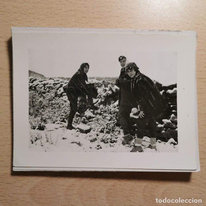 Fotografia antiga: ANTIGUA FOTOGRAFIA - JUGANDO CON LA NIEVE. VALL D'&Agrave;NEU. ESTERRI D'&Agrave;NEU - A&Ntilde;OS 70 - 11,7 X 9 CM / 194