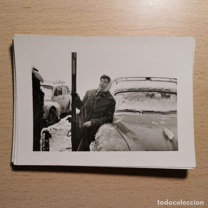 Fotografia antiga: ANTIGUA FOTOGRAFIA - MUJER EN COCHE ESQUIANDO EN LA MOLINA (CATALU&Ntilde;A) A&Ntilde;OS 60 - 11,7 X 8,6 CM / 213