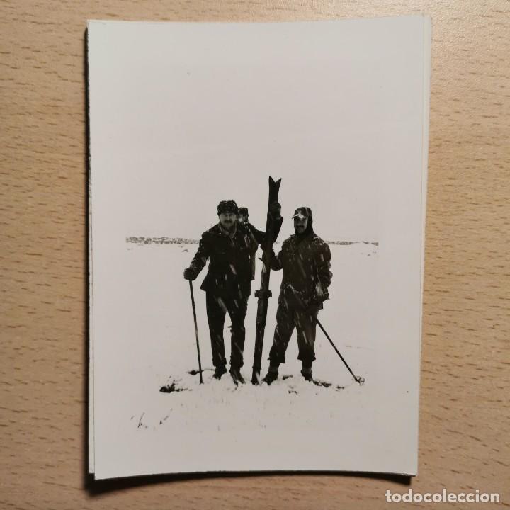 Fotografia antiga: ANTIGUA FOTOGRAFIA - PAREJA ESQUIANDO EN LA MOLINA (CATALU&Ntilde;A) - A&Ntilde;OS 60 - 11,7 X 8,6 CM / 220