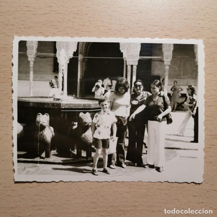 Fotograf&iacute;a antigua: ANTIGUA FOTOGRAFIA - ALHAMBRA DE GRANADA - FUENTE DE LOS LEONES - A&Ntilde;OS 60 - 11,3 X 8,6 CM / 235