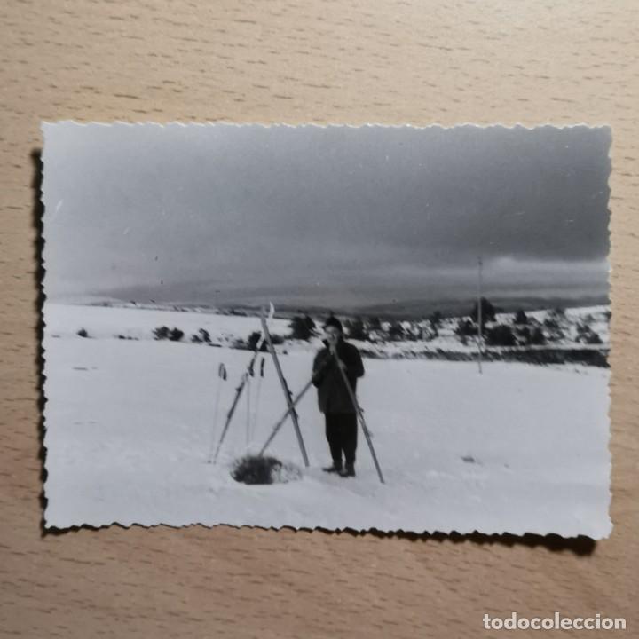 Alte Fotografie: ANTIGUA FOTOGRAFIA - HOMBRE ESQUIANDO EN LA MOLINA - A&Ntilde;OS 60 - 11,3 X 8,5 CM / 270