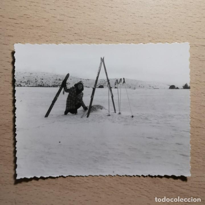 Alte Fotografie: ANTIGUA FOTOGRAFIA - MUJER ESQUIANDO EN LA MOLINA - A&Ntilde;OS 60 - 11,3 X 8,5 CM / 276