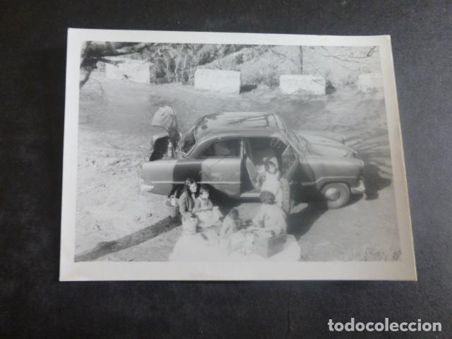 Fotograf&iacute;a antigua: FAMILIA JUNTO A AUTOMOVIL FOTOGRAFIA ANTIGUA 6,5 X 9 CMTS