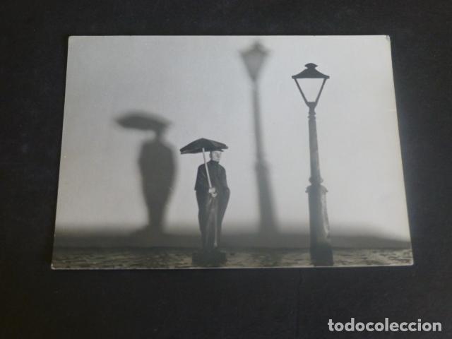 Fotograf&iacute;a antigua: HOMBRE CON PARAGUAS Y FAROLA FOTOGRAFIA ARTISTICA A&Ntilde;OS 40 8 X 11 CMTS