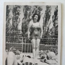 Fotografía antigua: ESCENA PISCINA VERANIEGA MADRID 1955. Lote 205770843
